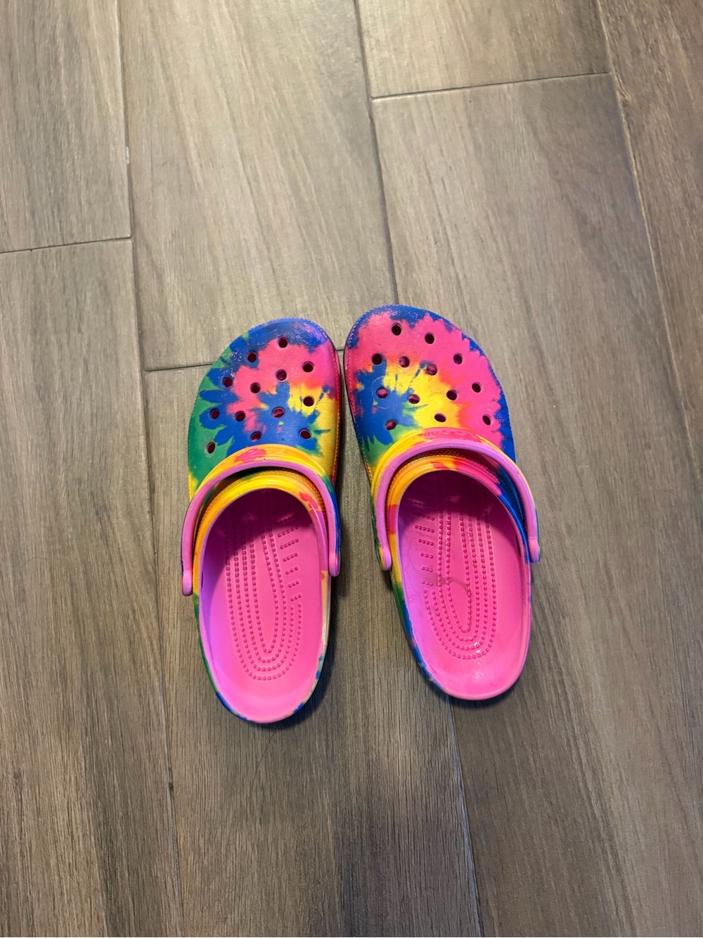 colorful/tie dye crocs.